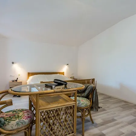 Vacation Uni * 奥布罗瓦茨